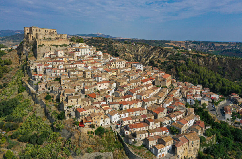  Rocca Imperiale. Un borgo incantevole tra mare e montagna dove l’ospitalità ha il profumo dei limoni